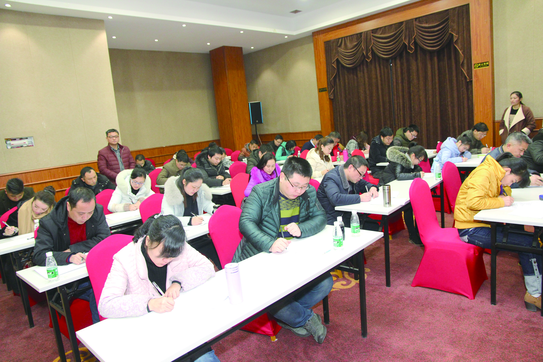 1月15日，42名基層骨干正在認真答題