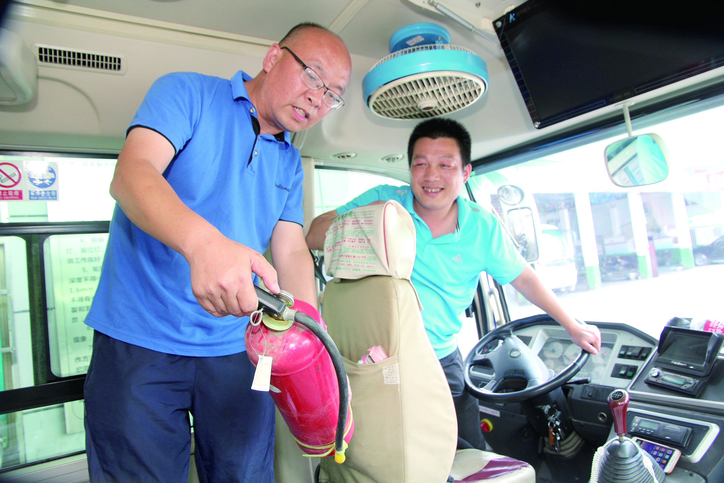 安全稽查兩不誤 ——記集團(tuán)公司優(yōu)秀共產(chǎn)黨員、隆回汽車西站副站長李擁政 肖秀華